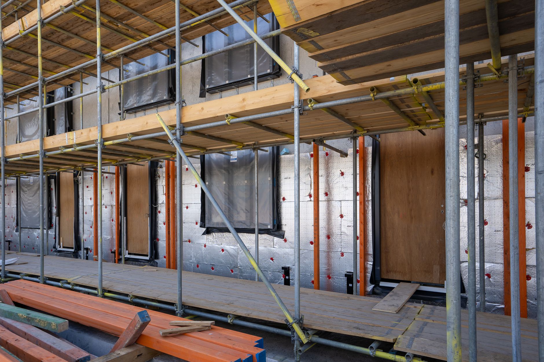 Façade d'une maison rénovée avec isolation par l'extérieur