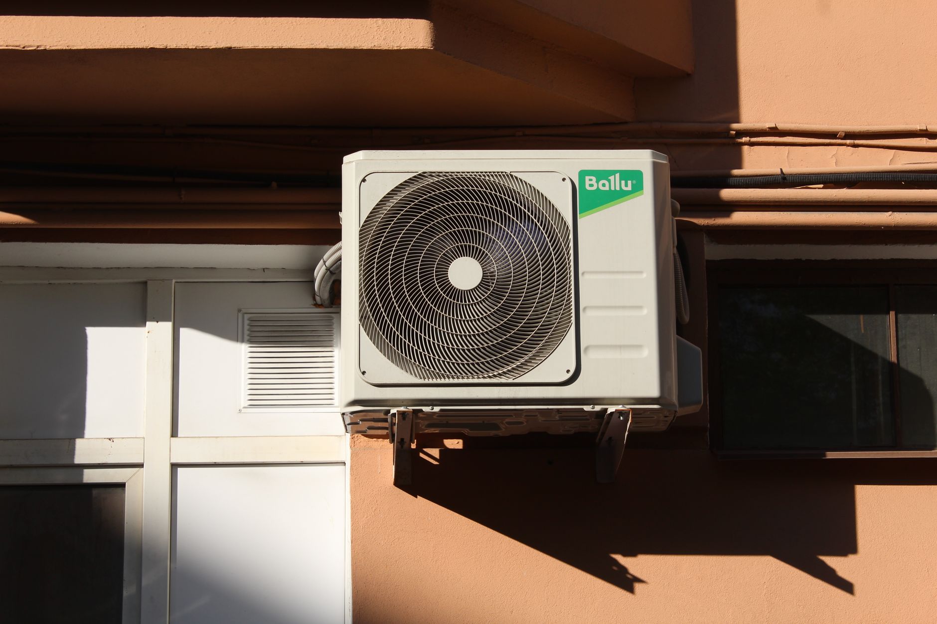 Unité de climatisation sur la façade d'un logement en été