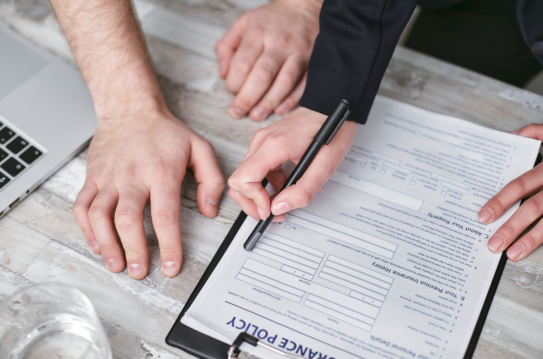 Artisan RGE présentant une attestation d'assurance décennale pour des travaux de rénovation énergétique