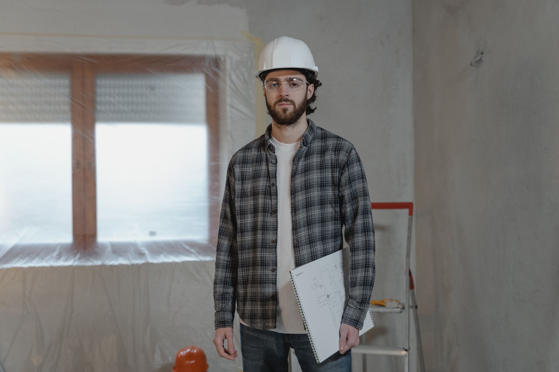 Artisan certifié RGE sur un chantier de rénovation énergétique — plaquette de certification RGE
