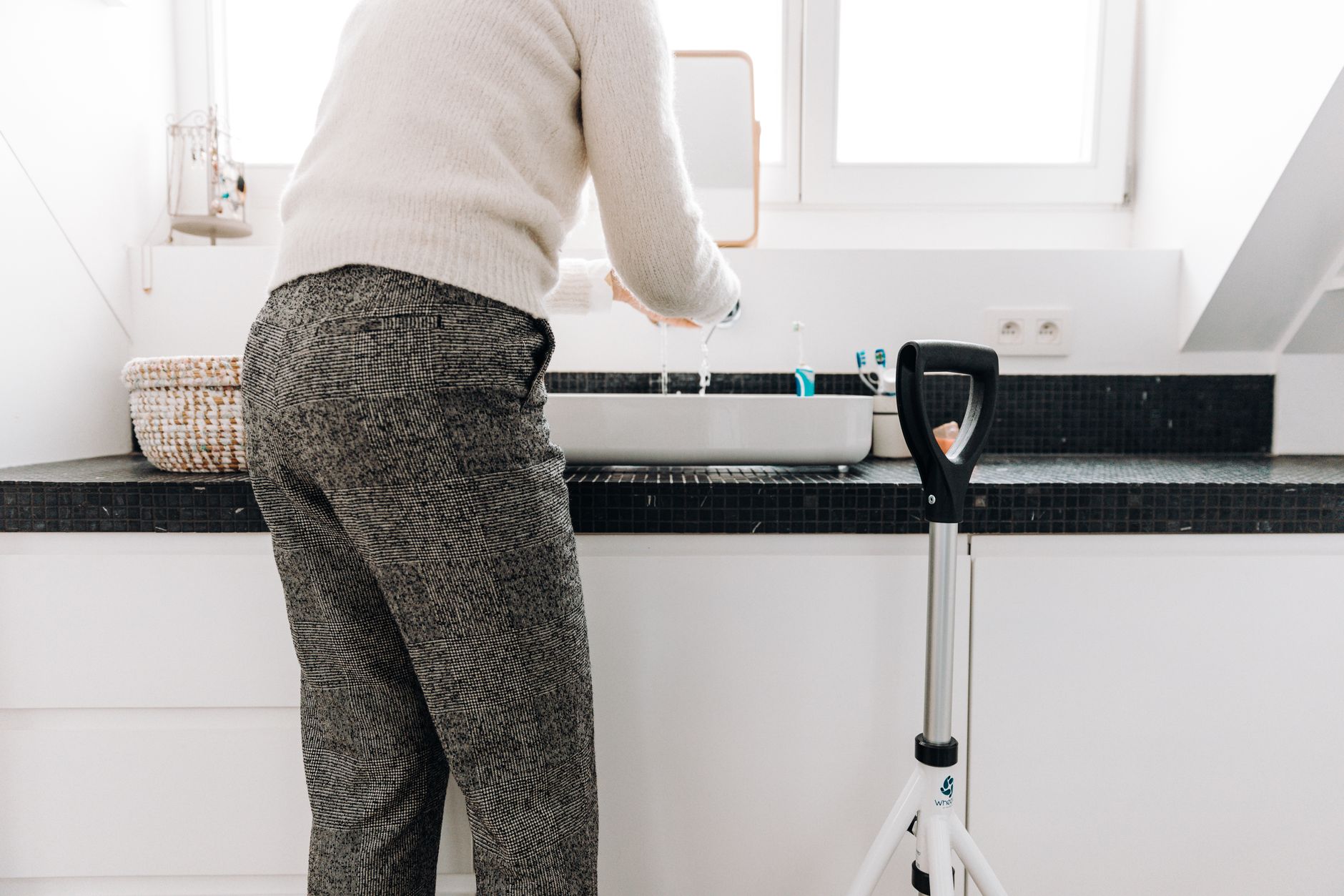 Salle de bain adaptée aux seniors avec douche à l'italienne et barres d'appui