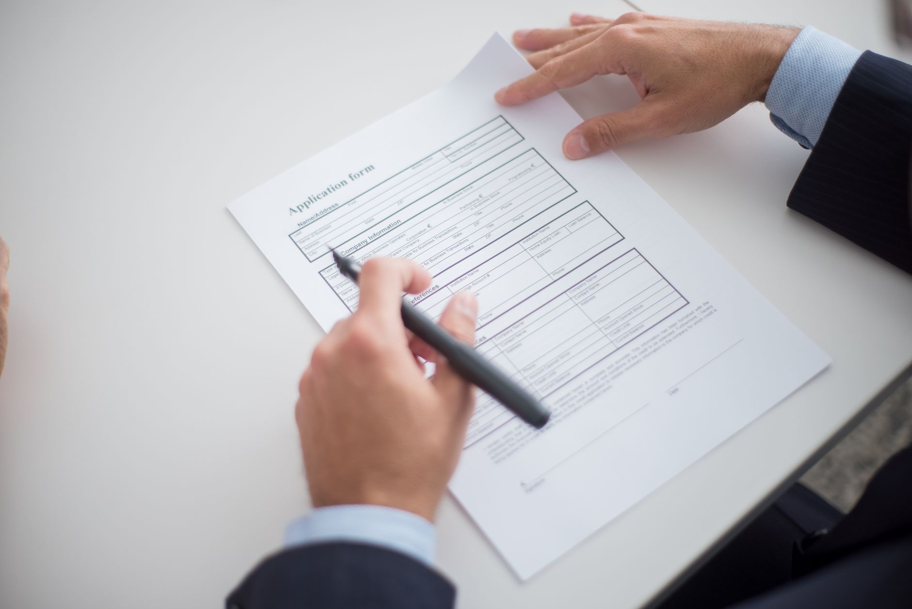 Propriétaire remplissant un dossier de demande MaPrimeRénov' sur ordinateur