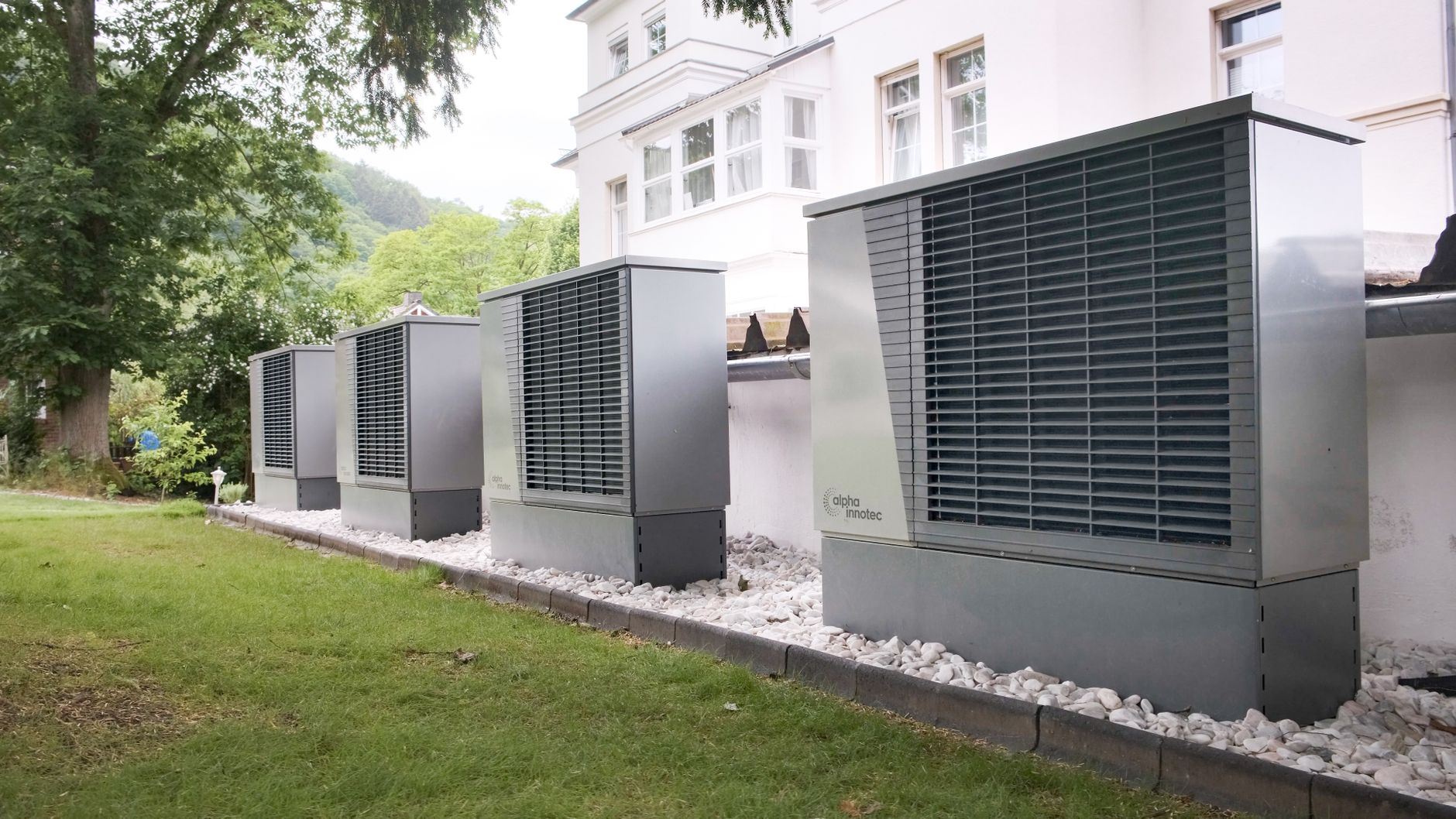 Pompe à chaleur installée devant une maison rénovée — MaPrimeRénov' par geste 2026