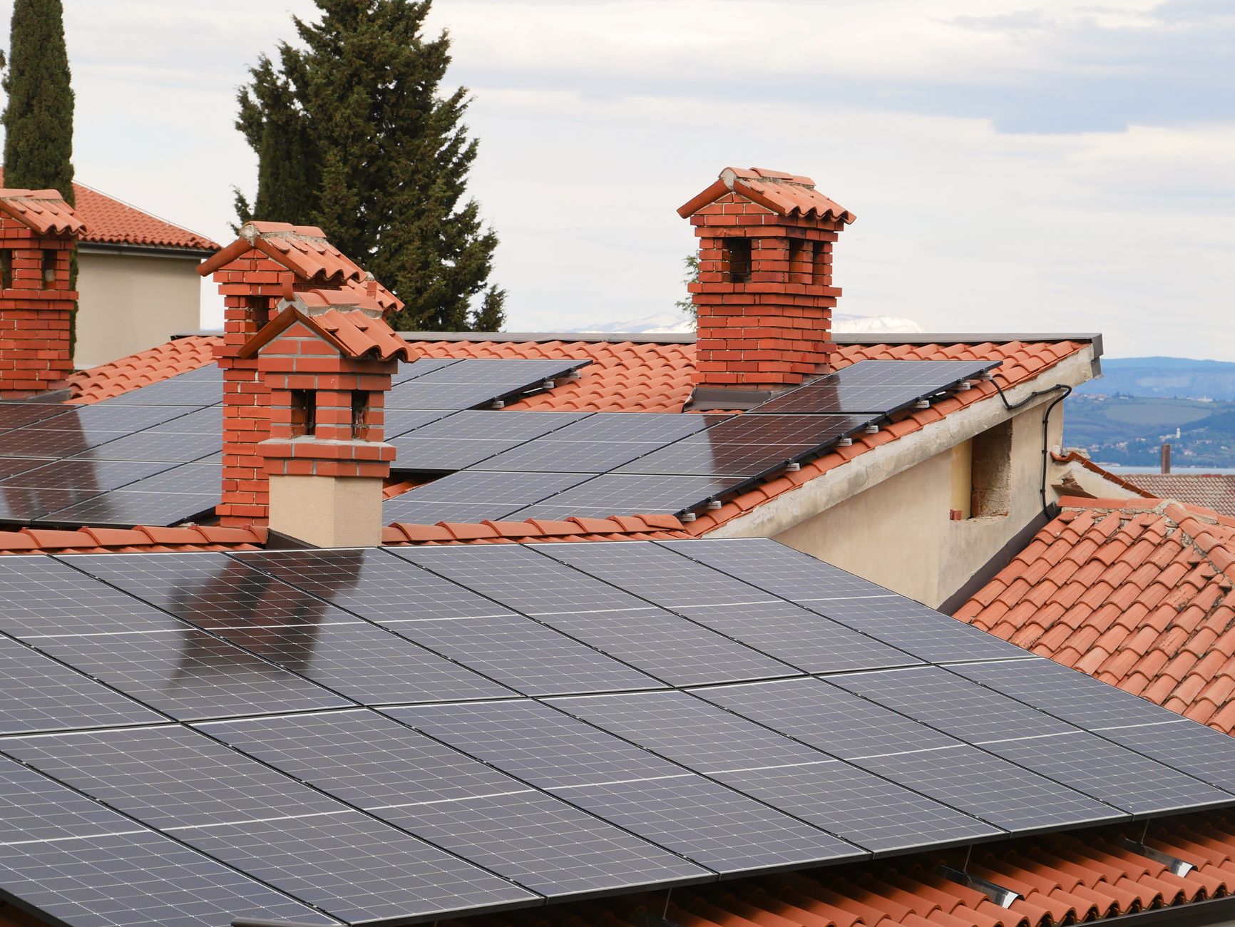 Maison moderne avec panneaux solaires photovoltaïques sur le toit — autoconsommation 2026
