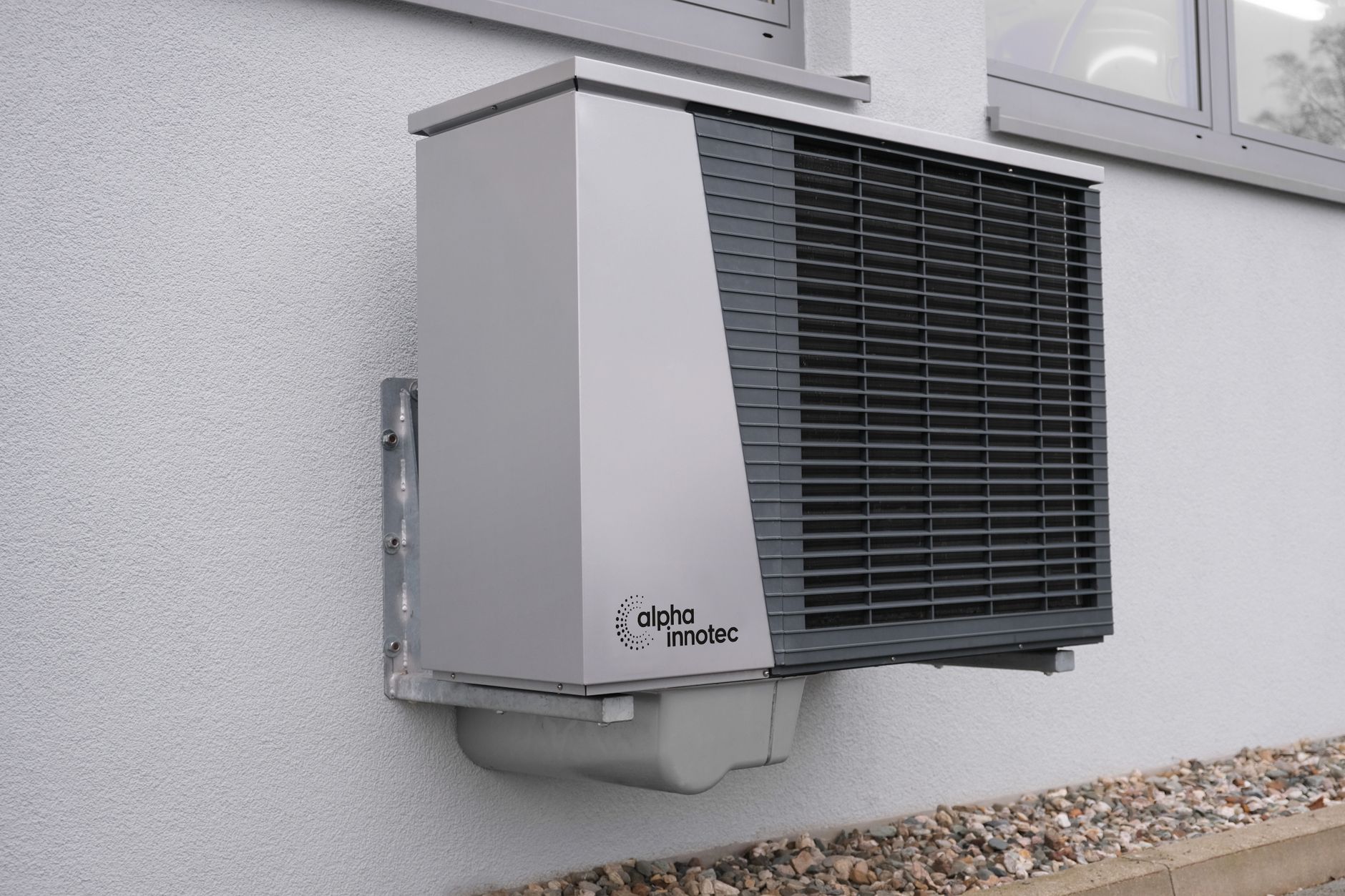 Pompe à chaleur air/eau installée à l'extérieur d'une maison