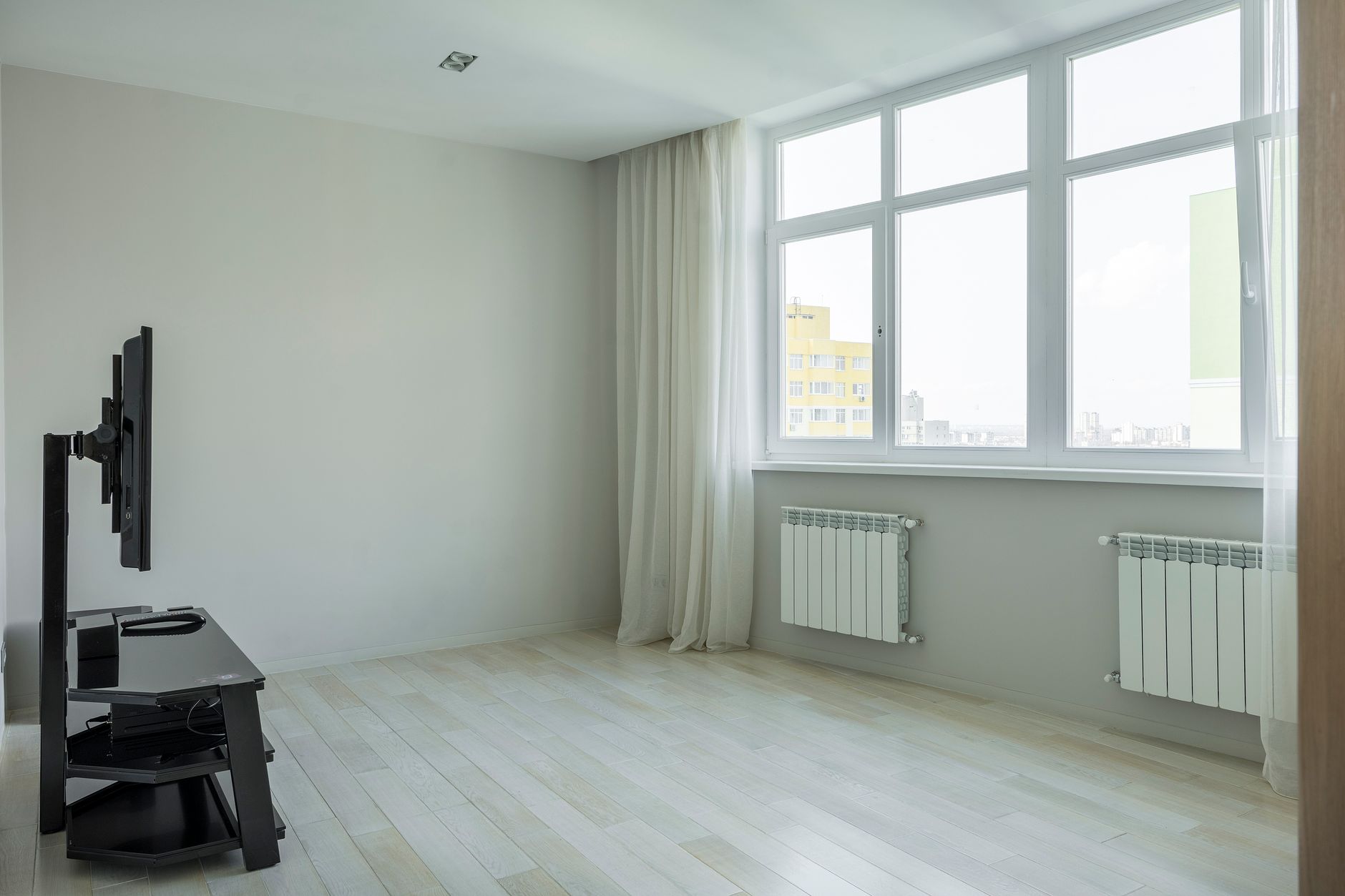 Radiateurs à inertie électriques dans un salon rénové — aides 2026