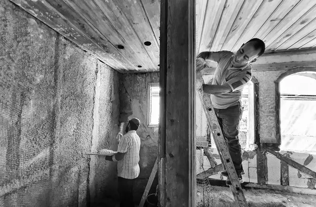 Chantier d'isolation de façade extérieure — ITE ou ITI, comment choisir en 2026