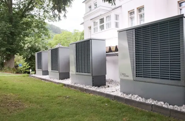Pompe à chaleur installée devant une maison rénovée — MaPrimeRénov' par geste après septembre 2026