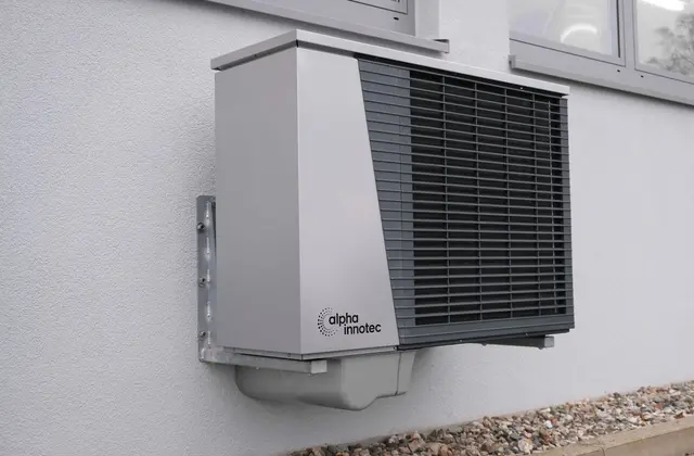 Pompe à chaleur air/eau devant une maison