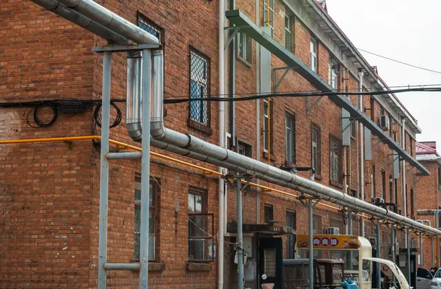 Réseau de chaleur urbain — chaufferie collective et réseau de distribution souterrain