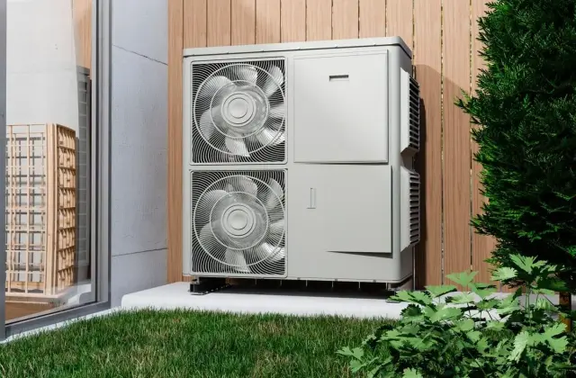 VMC hygroréglable installée dans une salle de bain — ventilation adaptée à l'humidité